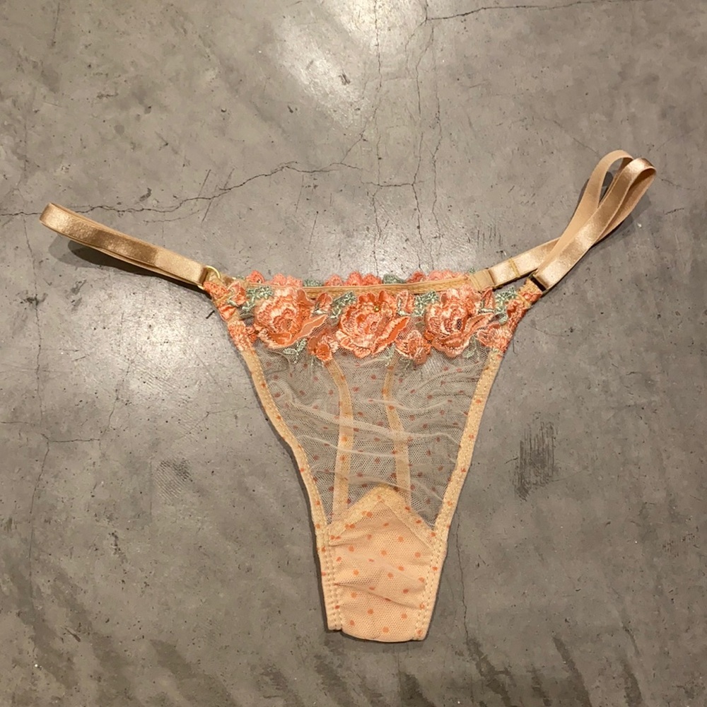 Petal thong